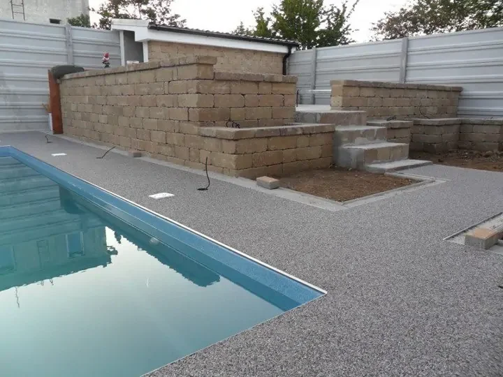 Kamenný koberec pri bazéne